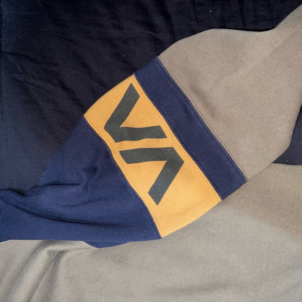 Rvca sweater - Picture 3 of 3